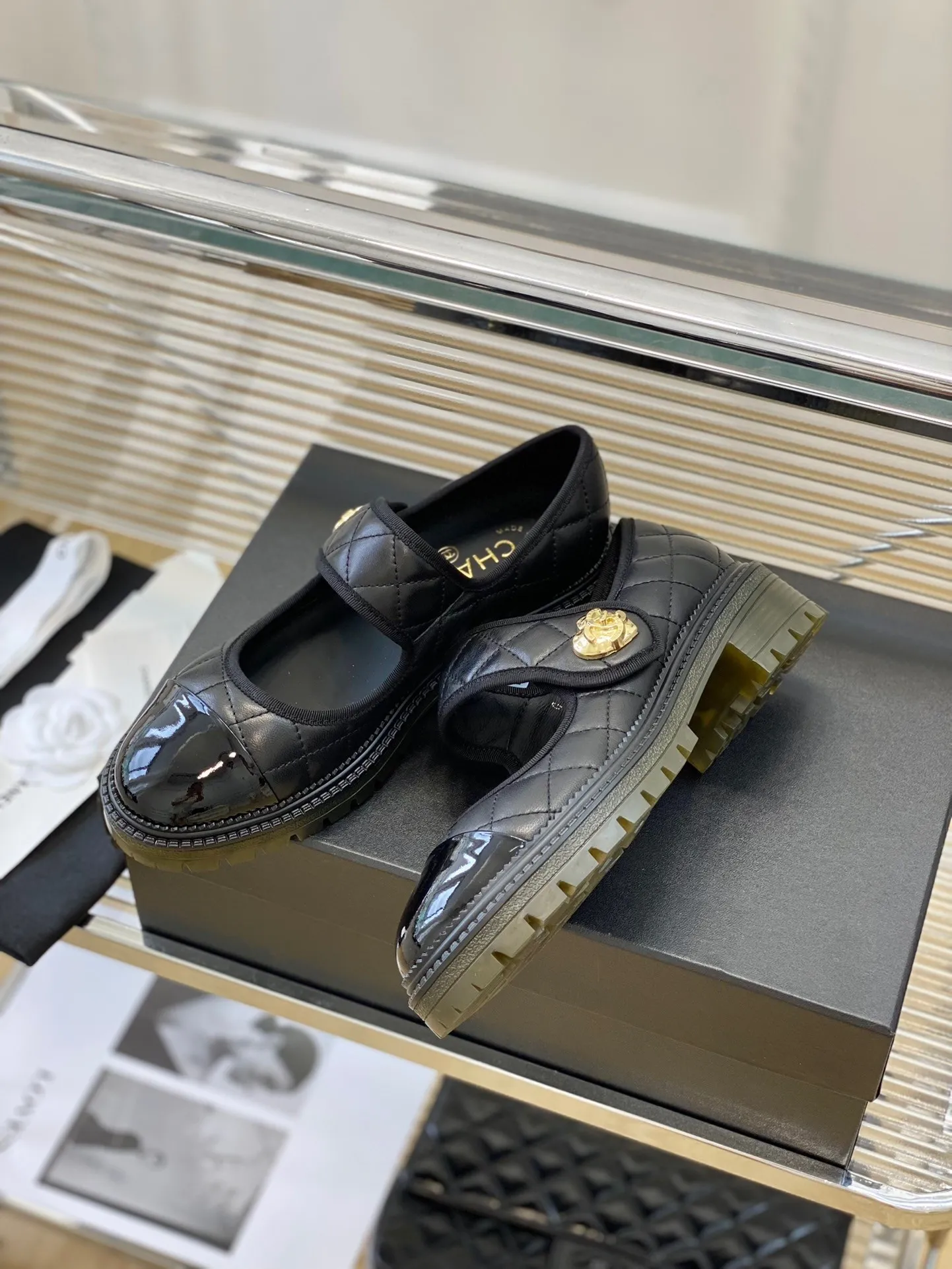 👟👟Ex-factory price 520👟👟 Women's shoes, women's clothing, women's shoes, women's clothing Chanel 24👟👟Ex-factory price, new classic rhombus, love double C school bag buckle Mary Jane single shoe series, I fell in love with it at first sight, no exaggeration ~ This is probably the charm of Xiaoxiang, she always understands girls. Although she looks cold, she has a unique feeling when paired with black stockings It’s the latest model this year🤩🤩🤩 I’ve already started arranging it before it’s available at the counter~ I know you will definitely like it. It looks really good on the feet. The round-pointed last is not picky about the shape of the foot. It also looks slim when worn on fat feet. The lambskin stitched patent leather is very visually impactful. The interior is made of sheepskin. It’s super soft and comfortable~ Italian grade A dyed genuine leather outsole➕electroplated heel Heel height: 5cmcm Size: 35-39 (40/41 customized)